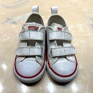 Classic leather low top Chuck Taylor Sneakers (Toddler/Baby)